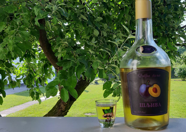 
БАНАТСКО КАРАЂОРЂЕВО: Добра воља - ракија од суве шљиве 